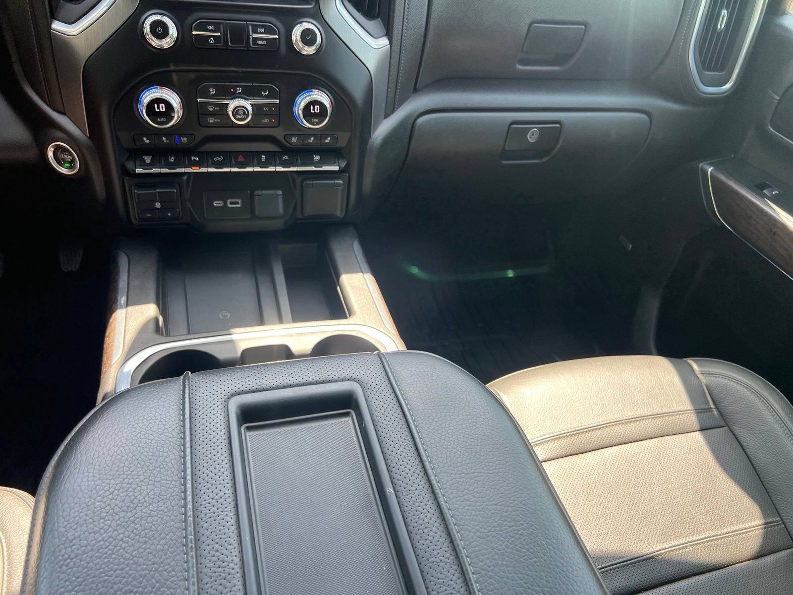 Used 2022 GMC Sierra 3500 Denali w/ Denali Ultimate Package AWD/4WD image 35