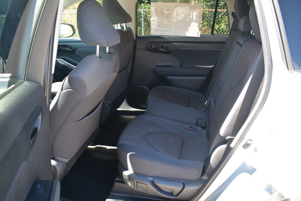 Used 2021 Toyota Highlander LE AWD/4WD image 21