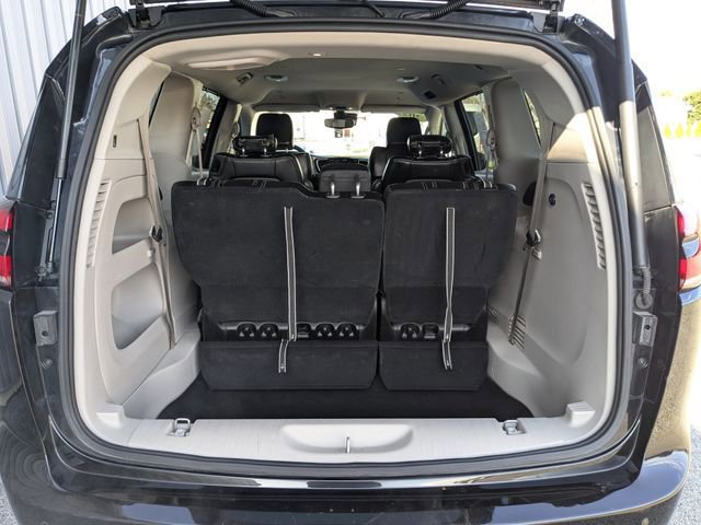 Used 2023 Chrysler Pacifica Touring-L FWD image 31