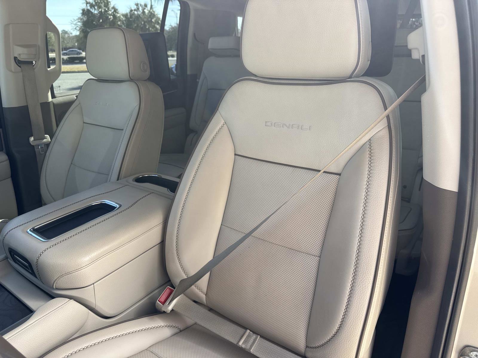 Used 2022 GMC Yukon XL Denali w/ Denali Premium Package image 22