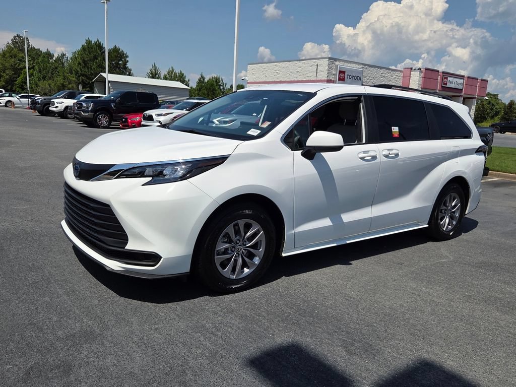 Certified 2025 Toyota Sienna LE FWD image 3