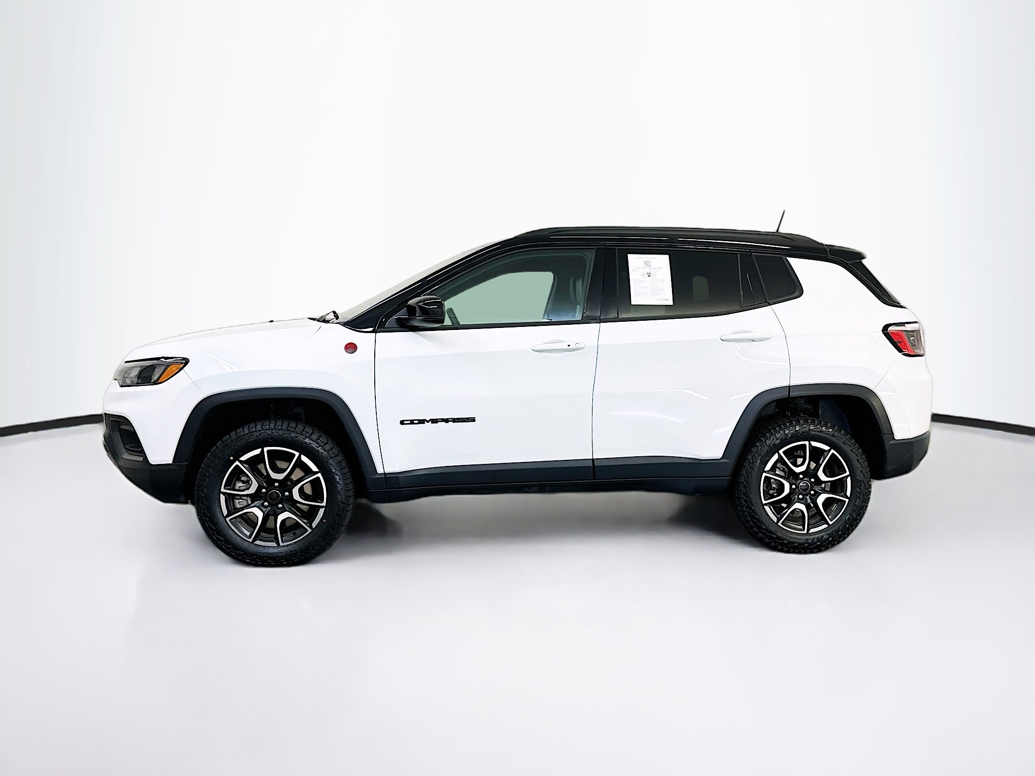 Used 2025 Jeep Compass Trailhawk AWD/4WD image 4