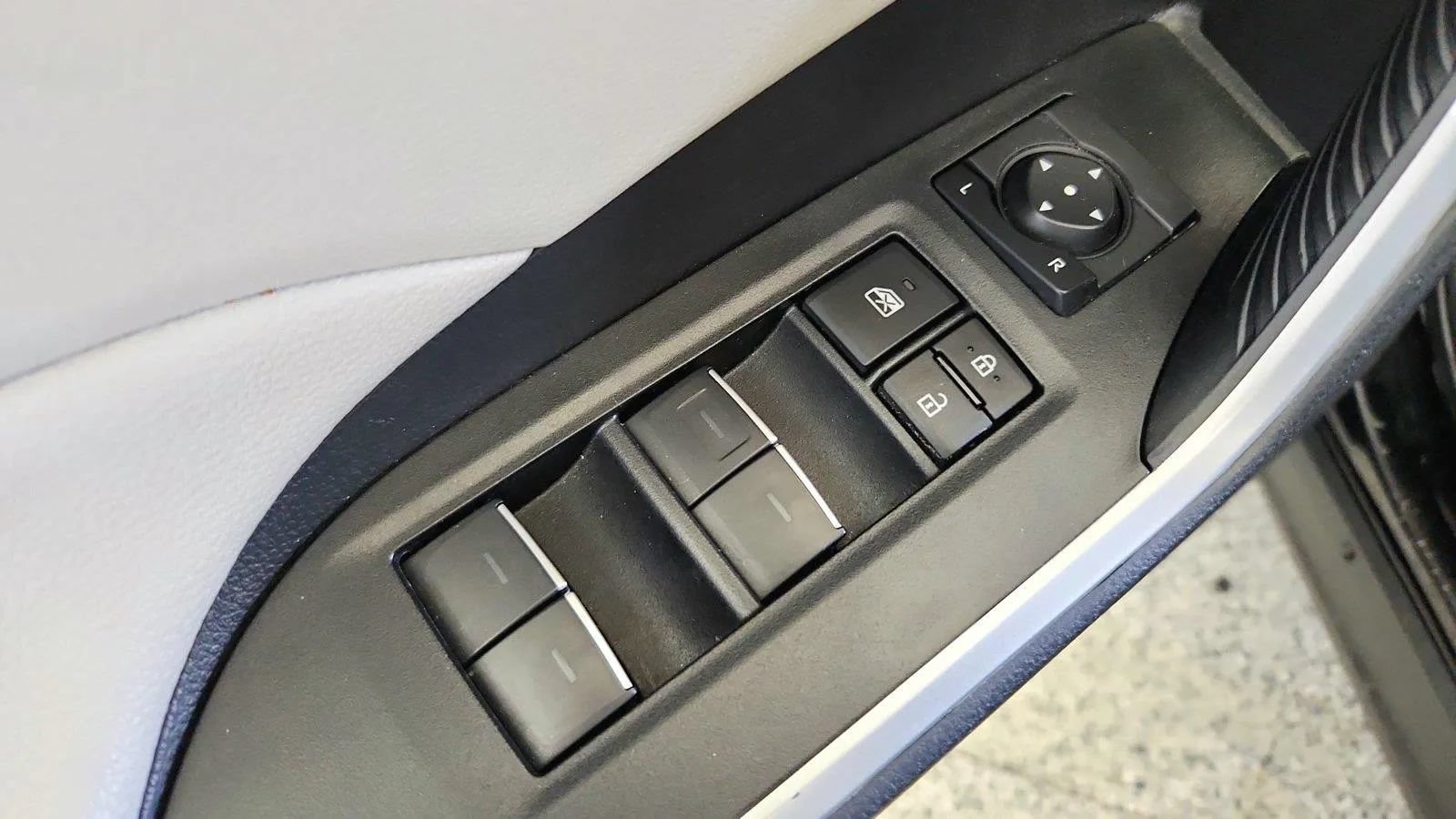 Used 2024 Toyota RAV4 XLE FWD image 22