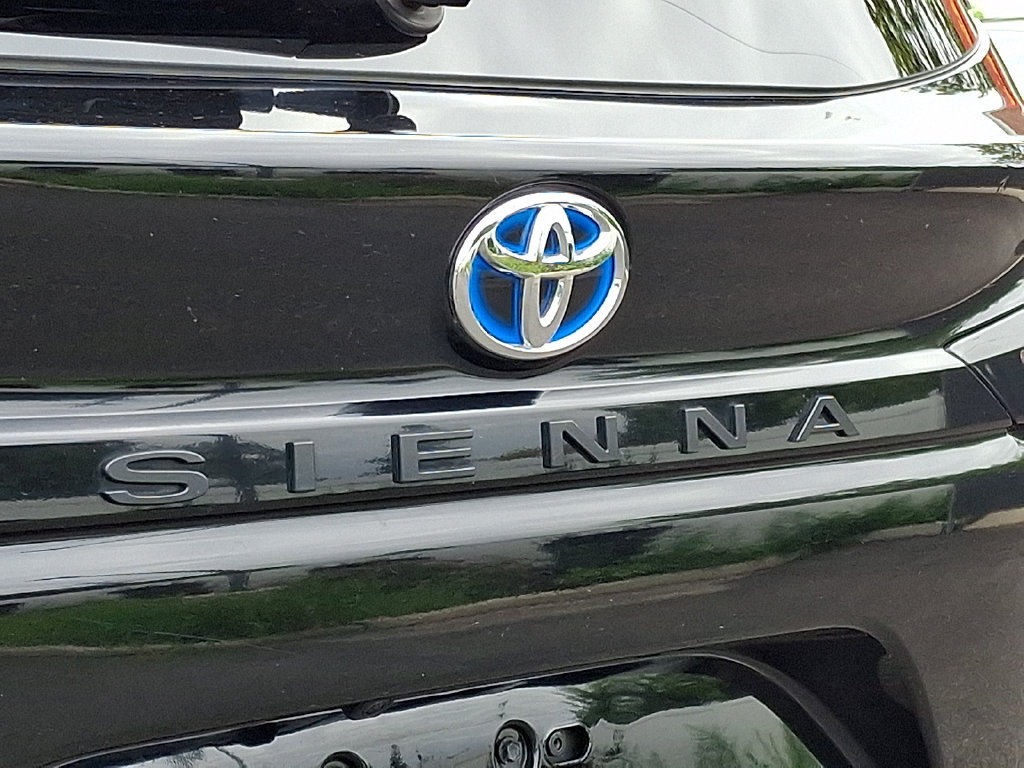 Used 2025 Toyota Sienna XLE FWD image 30