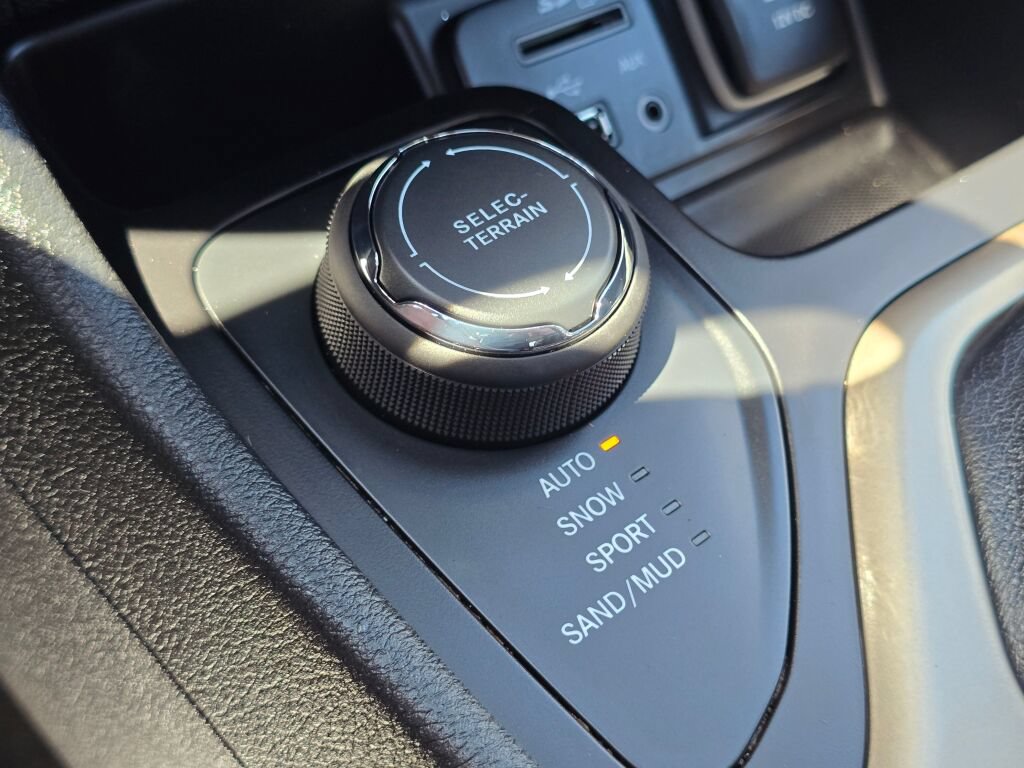 Used 2015 Jeep Cherokee Limited w/ Technology Group AWD/4WD image 35