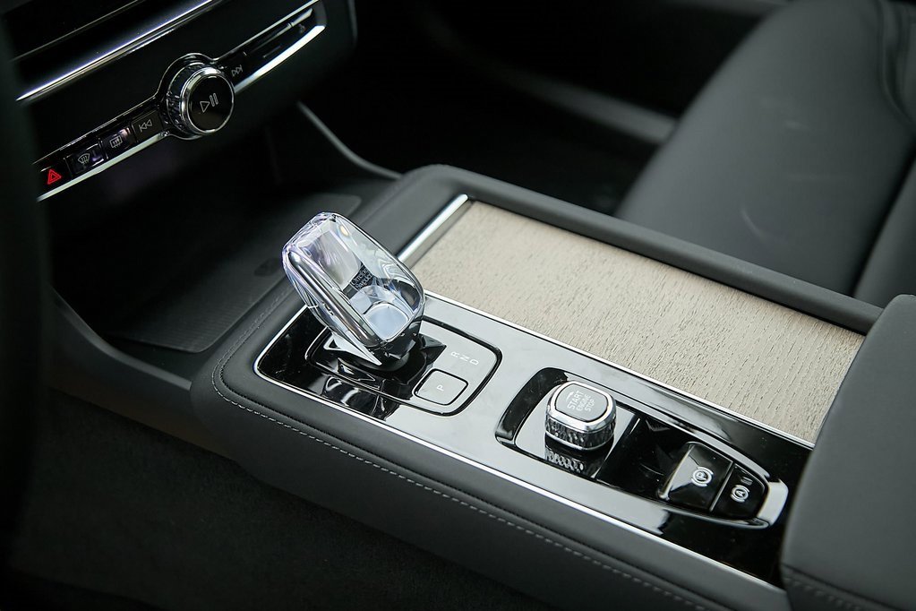 New 2025 Volvo XC90 B6 Core w/ Protection Package Premier image 16