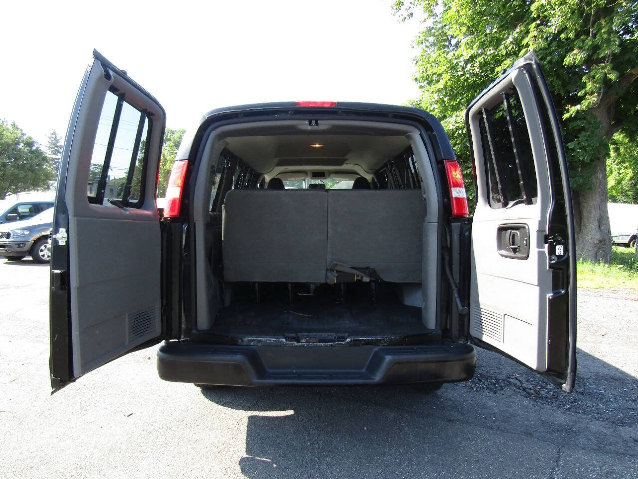 Used 2018 Chevrolet Express 2500 LS RWD image 16