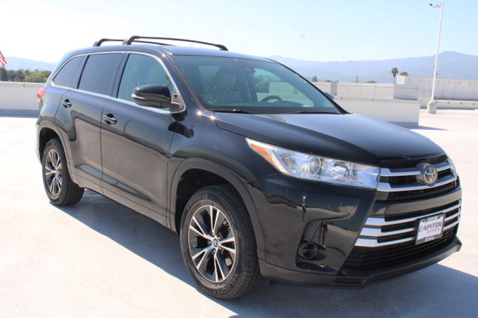 Used 2018 Toyota Highlander LE w/ Carpet Mat Package (TMS) image 2