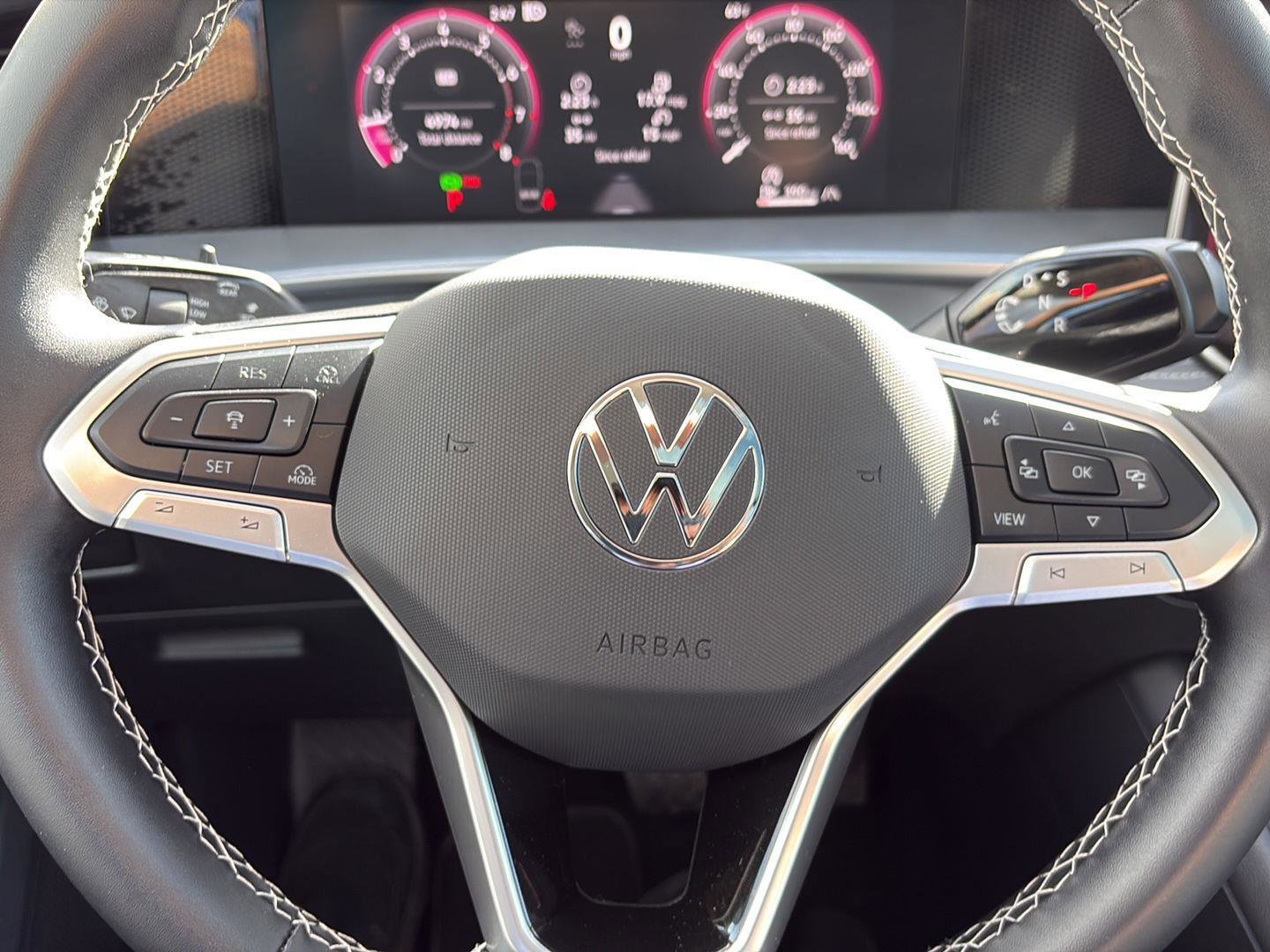 Used 2025 Volkswagen Tiguan SE image 24