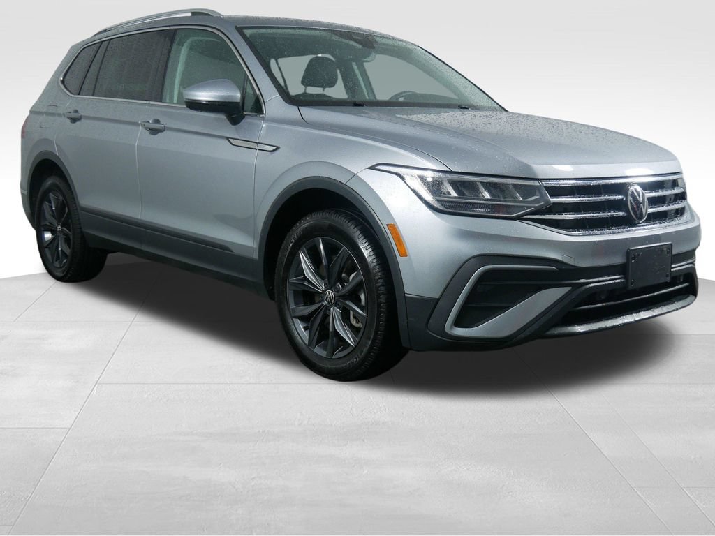 Used 2023 Volkswagen Tiguan SE w/ Panoramic Sunroof Package AWD/4WD image 2