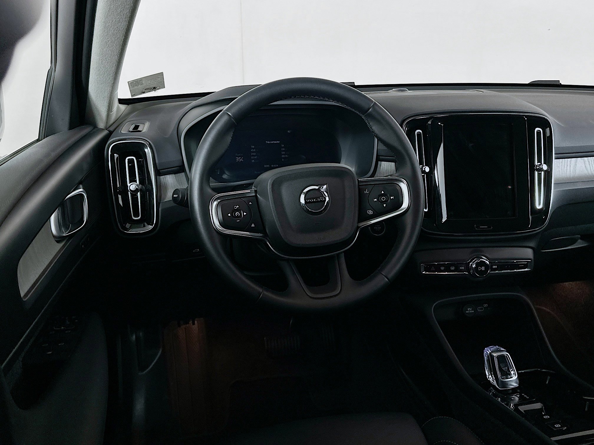 Used 2025 Volvo XC40 B5 Plus image 18