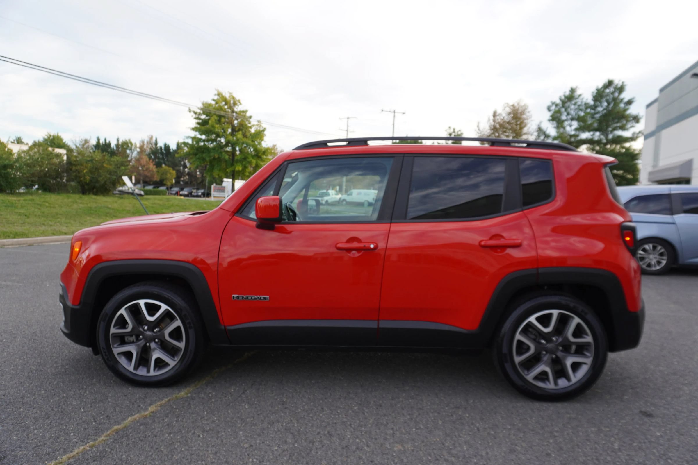 Used 2018 Jeep Renegade Latitude w/ Advanced Technology Group FWD image 4