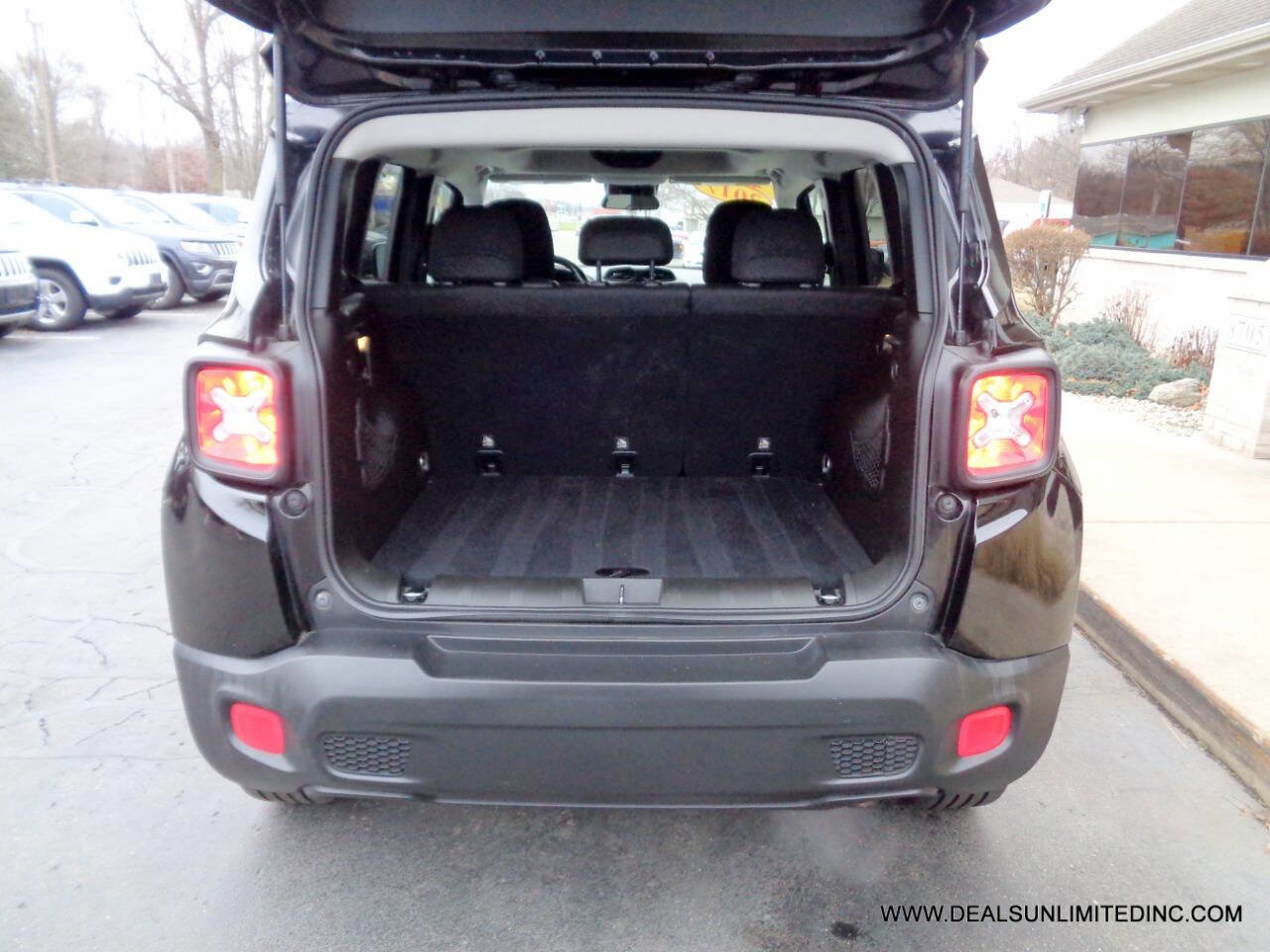 Used 2017 Jeep Renegade Latitude w/ Cold Weather Group image 21