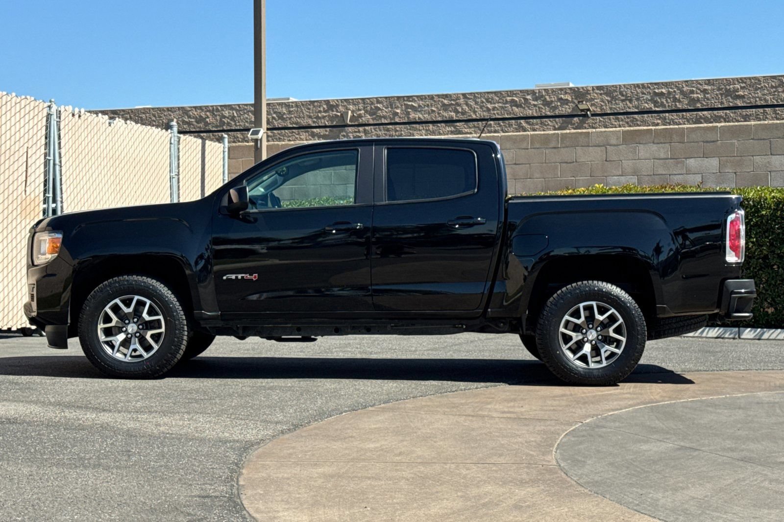 Certified 2022 GMC Canyon AT4 w/ Trailering Package AWD/4WD image 7