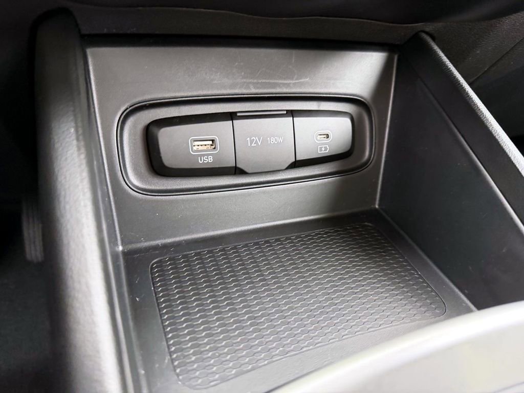 Certified 2025 Hyundai Venue SE image 20