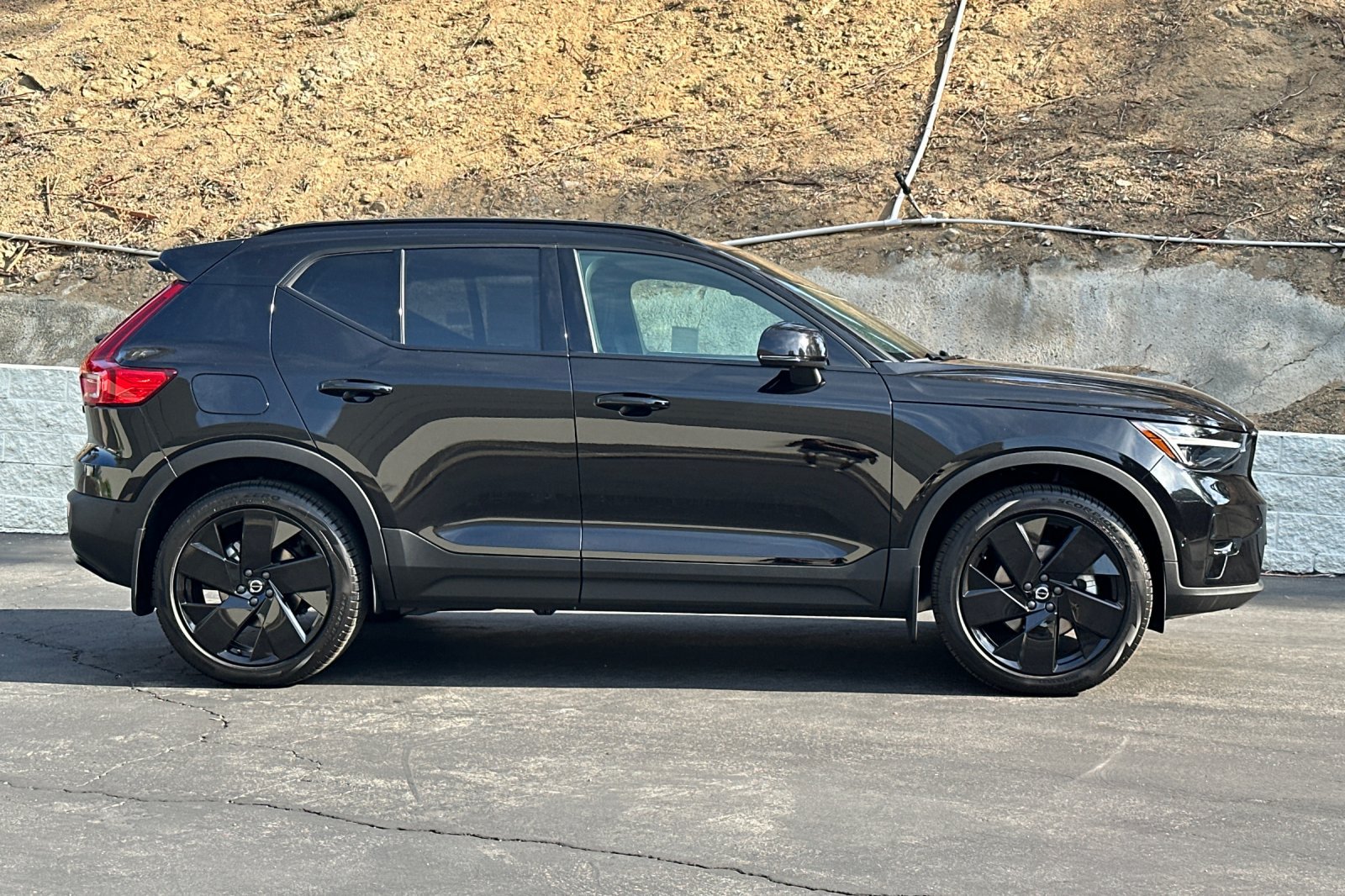 New 2026 Volvo XC40 B5 Ultra w/ Climate Package AWD/4WD image 3
