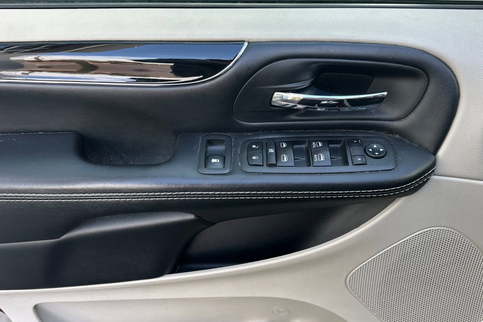 Used 2020 Dodge Grand Caravan SXT image 11