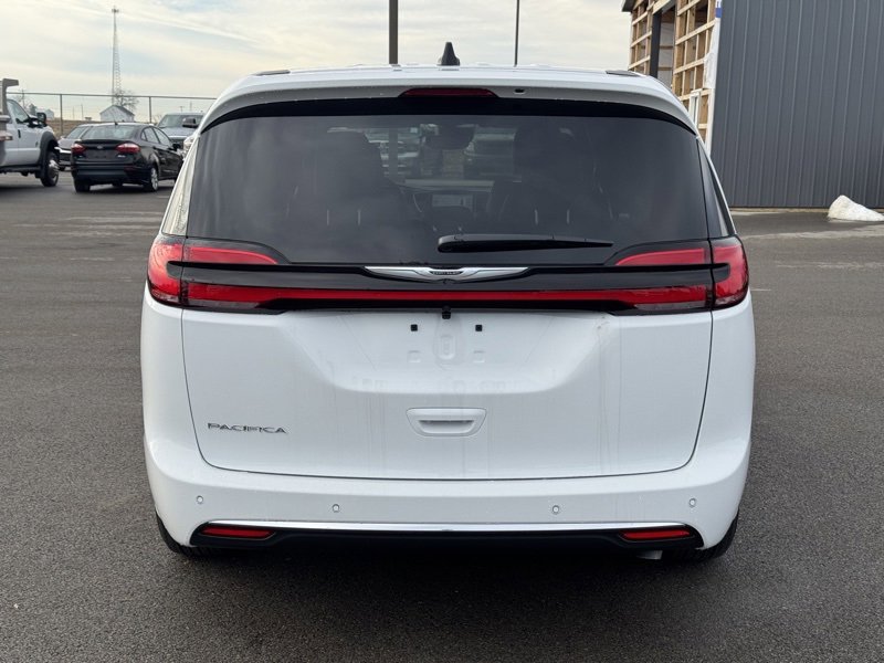 New 2026 Chrysler Pacifica Select image 4