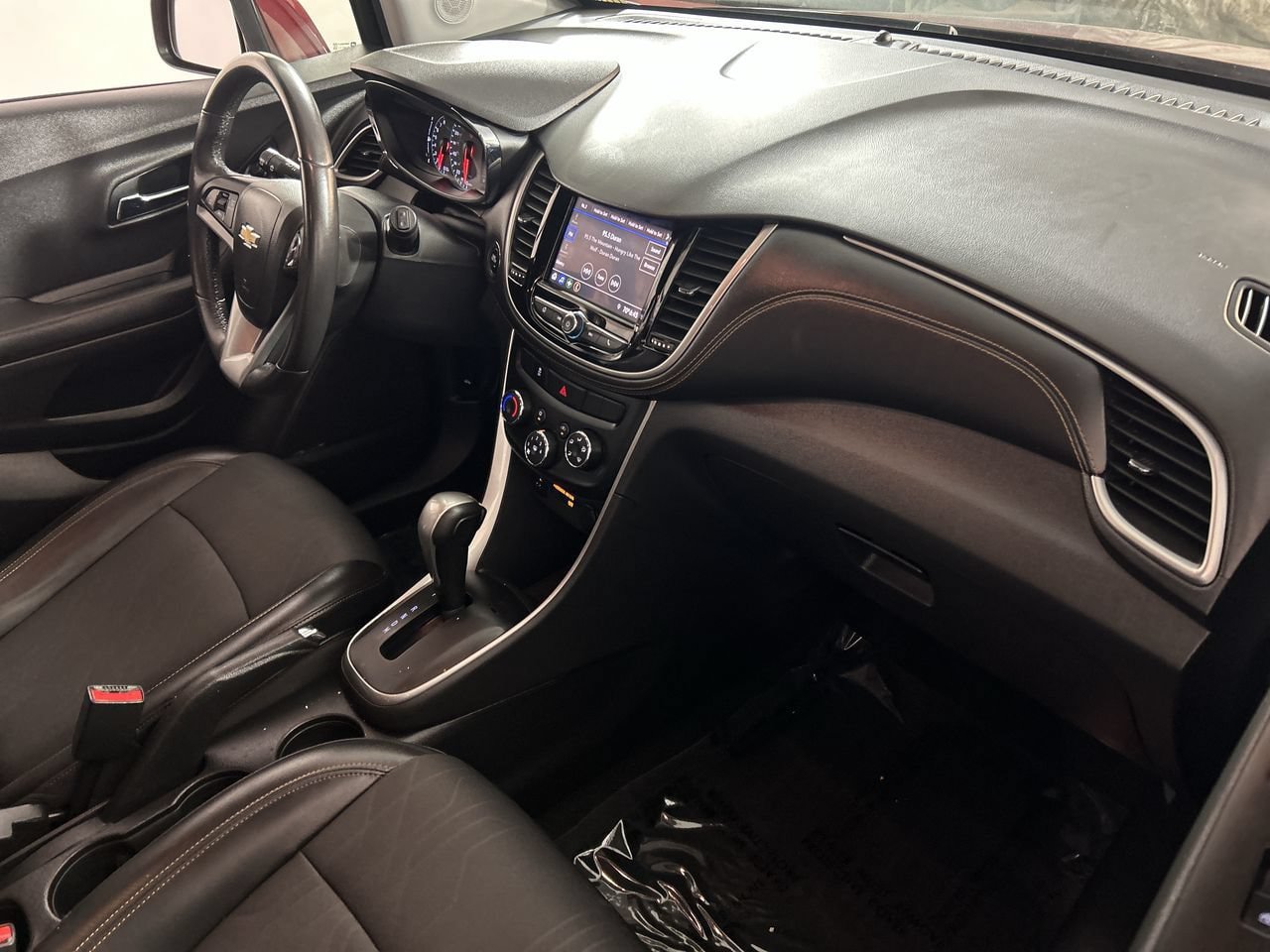 Used 2021 Chevrolet Trax LT w/ LT Convenience Package FWD image 27