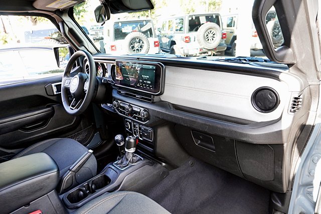 Used 2024 Jeep Wrangler Unlimited AWD/4WD image 16