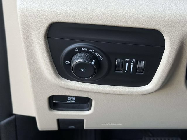 Used 2023 Jeep Grand Cherokee L Limited w/ Luxury Tech Group II AWD/4WD image 26