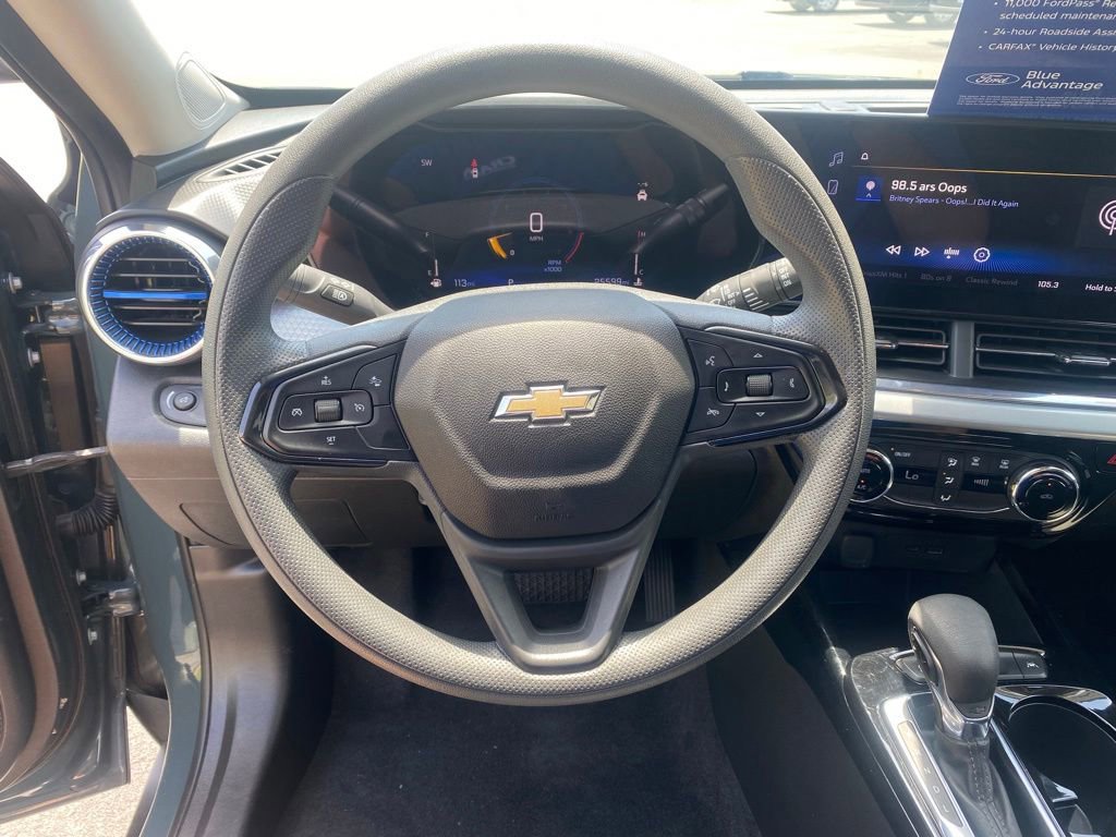Used 2025 Chevrolet Trax LT FWD image 16