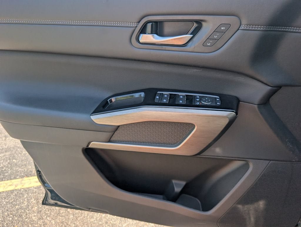 Used 2025 Nissan Pathfinder Platinum FWD image 16