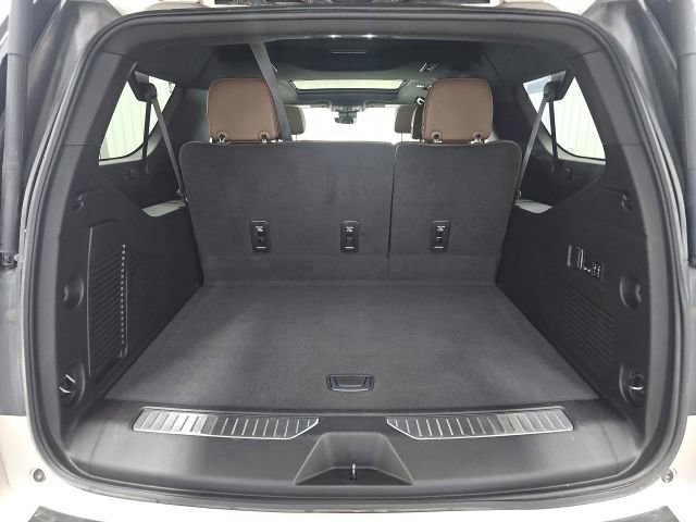 Used 2023 Chevrolet Suburban High Country image 18