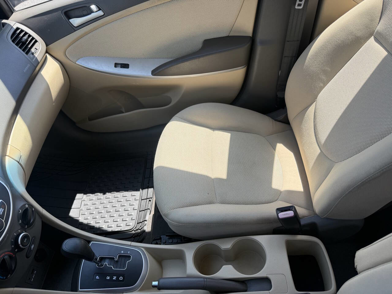 Used 2012 Hyundai Accent GLS FWD image 18