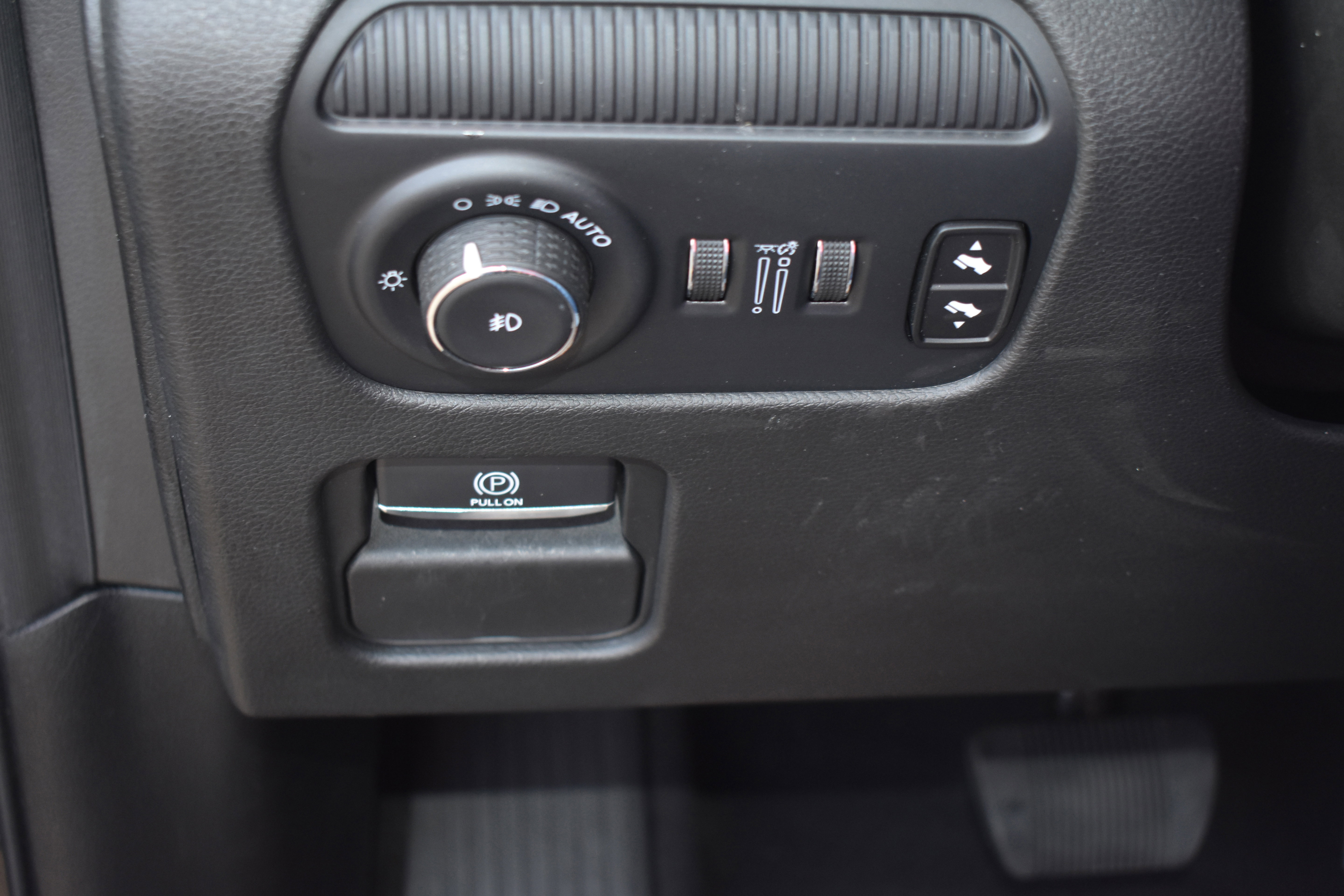 Used 2024 Jeep Wagoneer L Series II w/ Premium Group I image 17