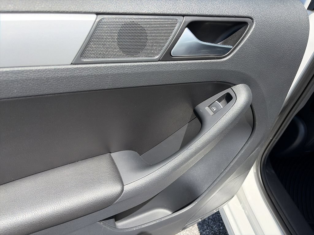Used 2013 Volkswagen Jetta SE FWD image 17