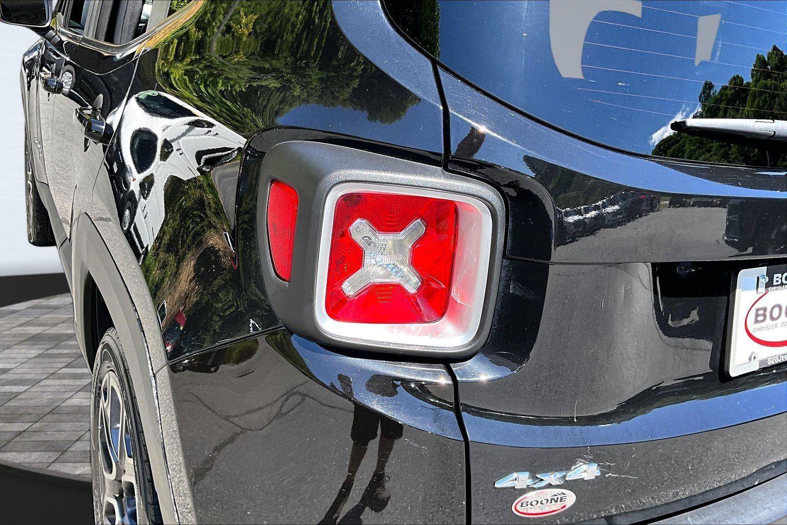 Used 2015 Jeep Renegade Limited AWD/4WD image 30