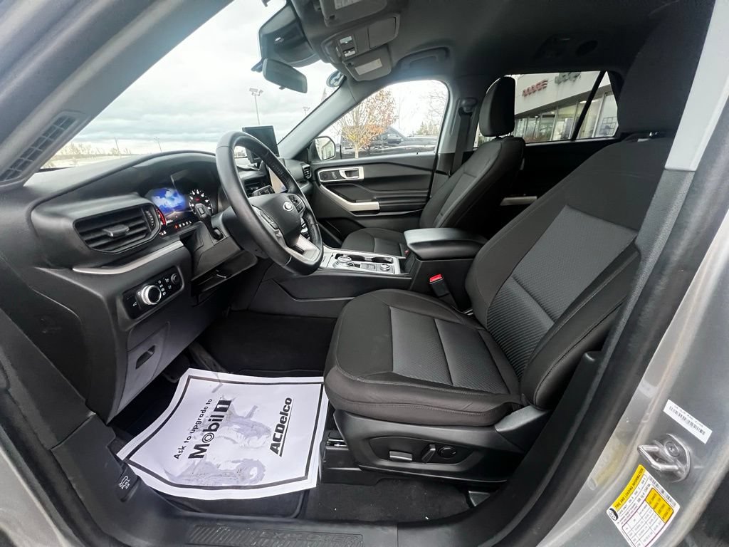 Used 2023 Ford Explorer XLT AWD/4WD image 29