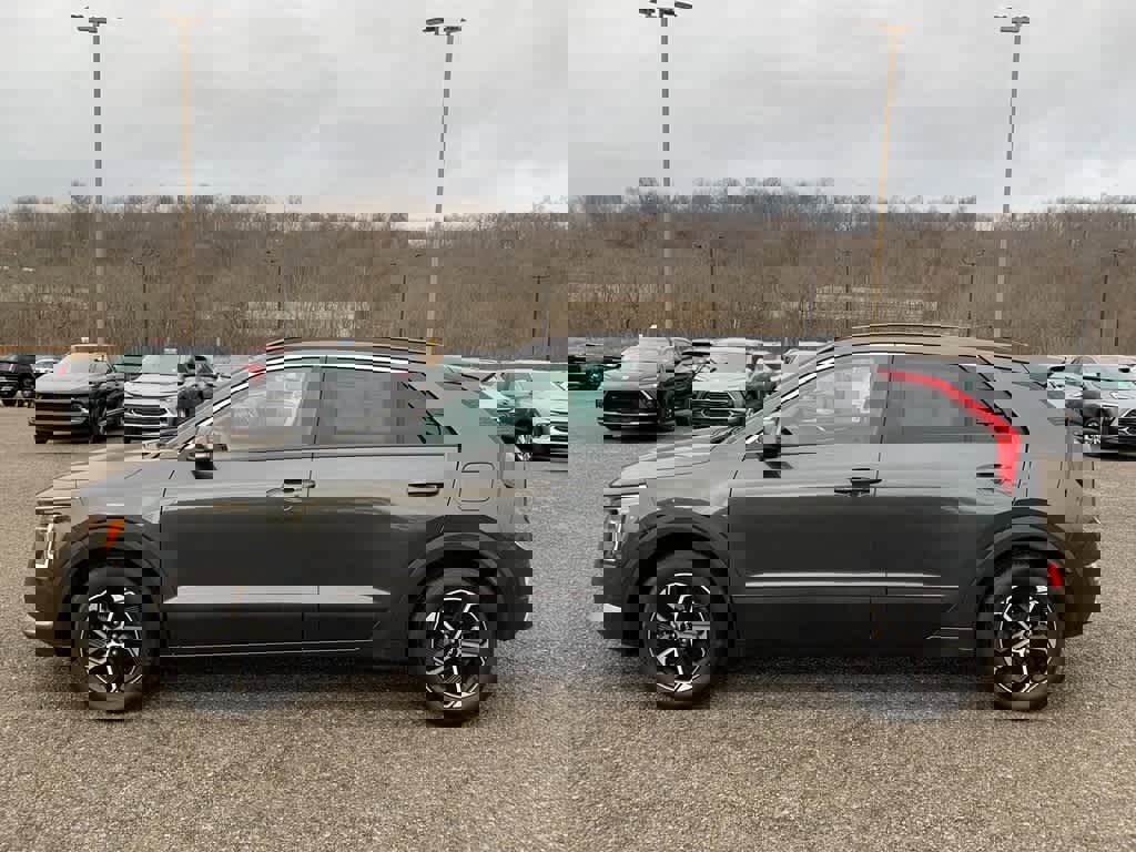 Used 2025 Kia Niro EX image 2