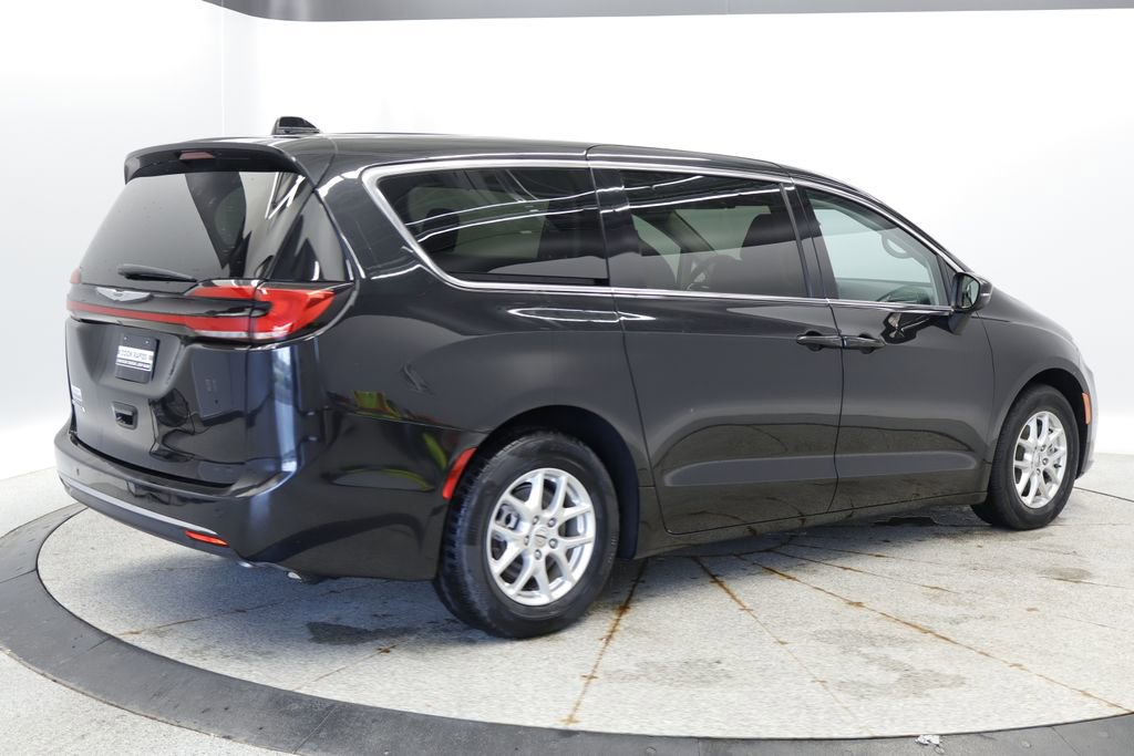 Used 2023 Chrysler Pacifica Touring-L FWD image 6