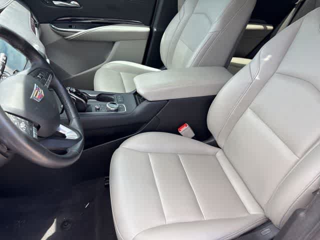 Used 2022 Cadillac XT4 Luxury w/ Cold Weather Package FWD image 11