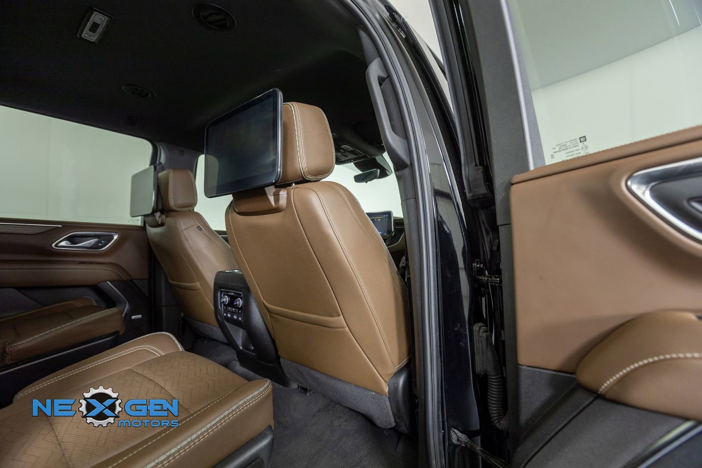 Used 2024 Chevrolet Suburban High Country w/ Advanced Technology Package image 36