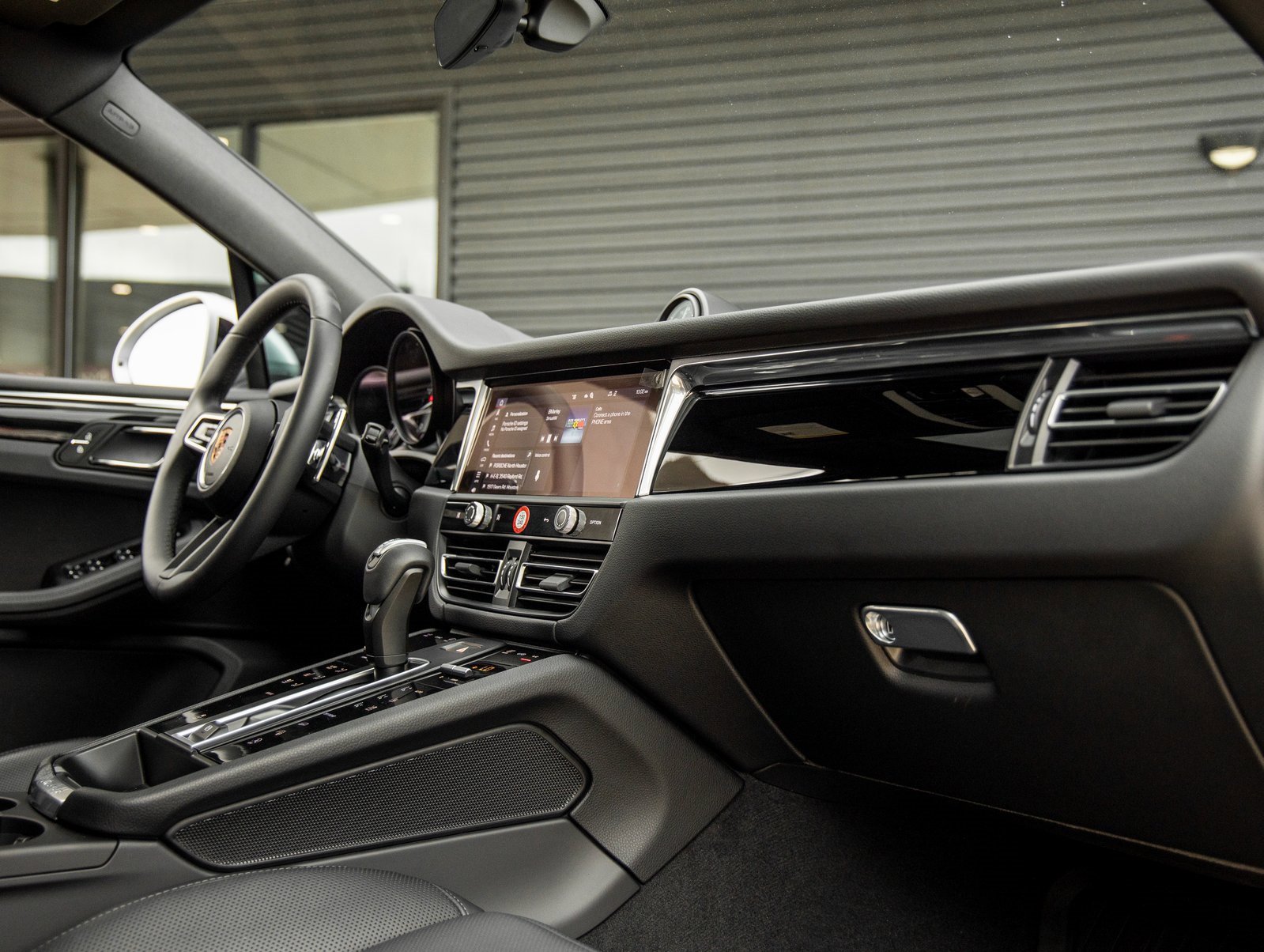 Used 2025 Porsche Macan image 46