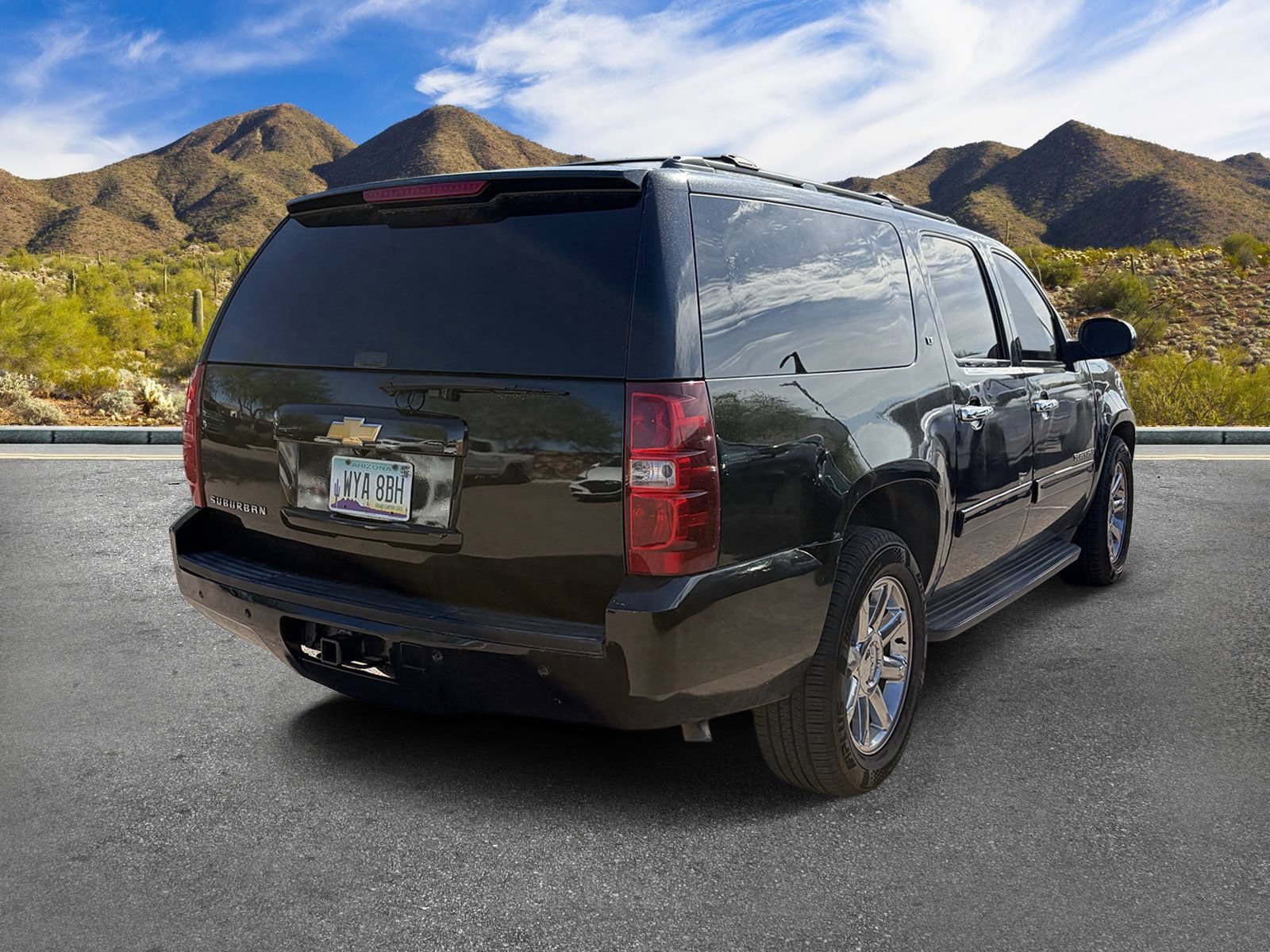 Used 2014 Chevrolet Suburban LT RWD image 3
