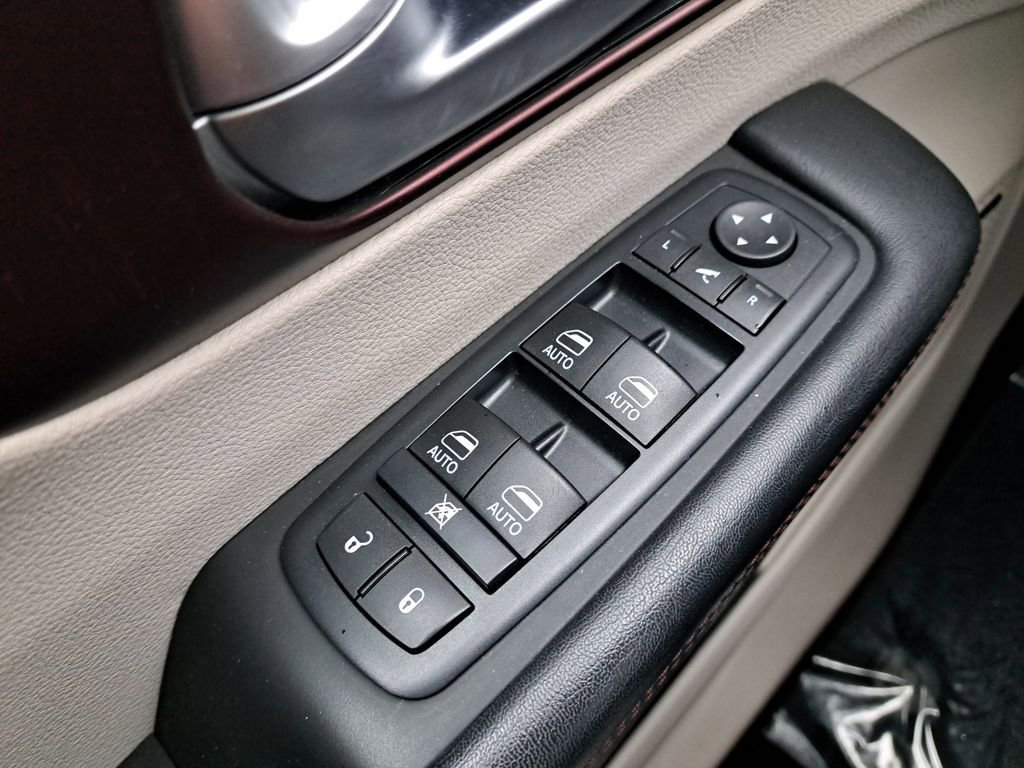 Used 2017 Chrysler Pacifica Limited image 26