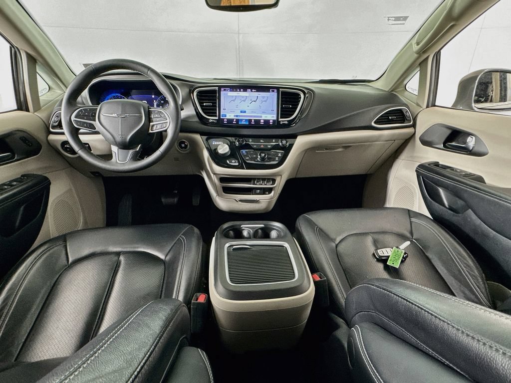 Used 2022 Chrysler Pacifica Touring-L FWD image 28