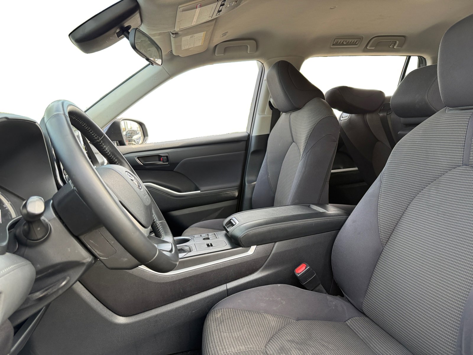 Used 2023 Toyota Highlander LE image 9