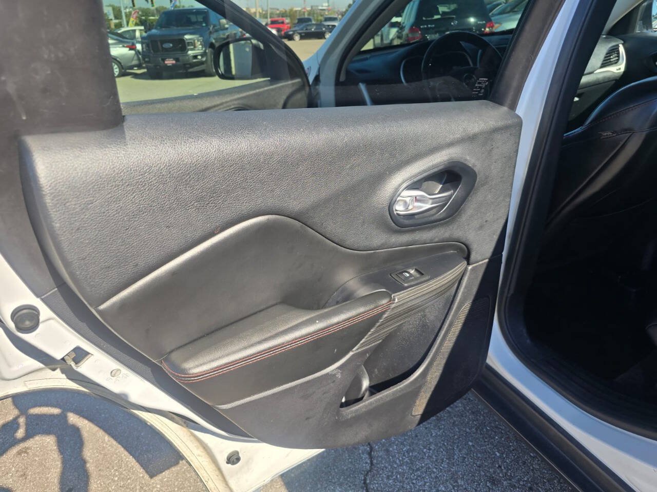 Used 2016 Jeep Cherokee Trailhawk w/ Comfort/Convenience Group AWD/4WD image 27
