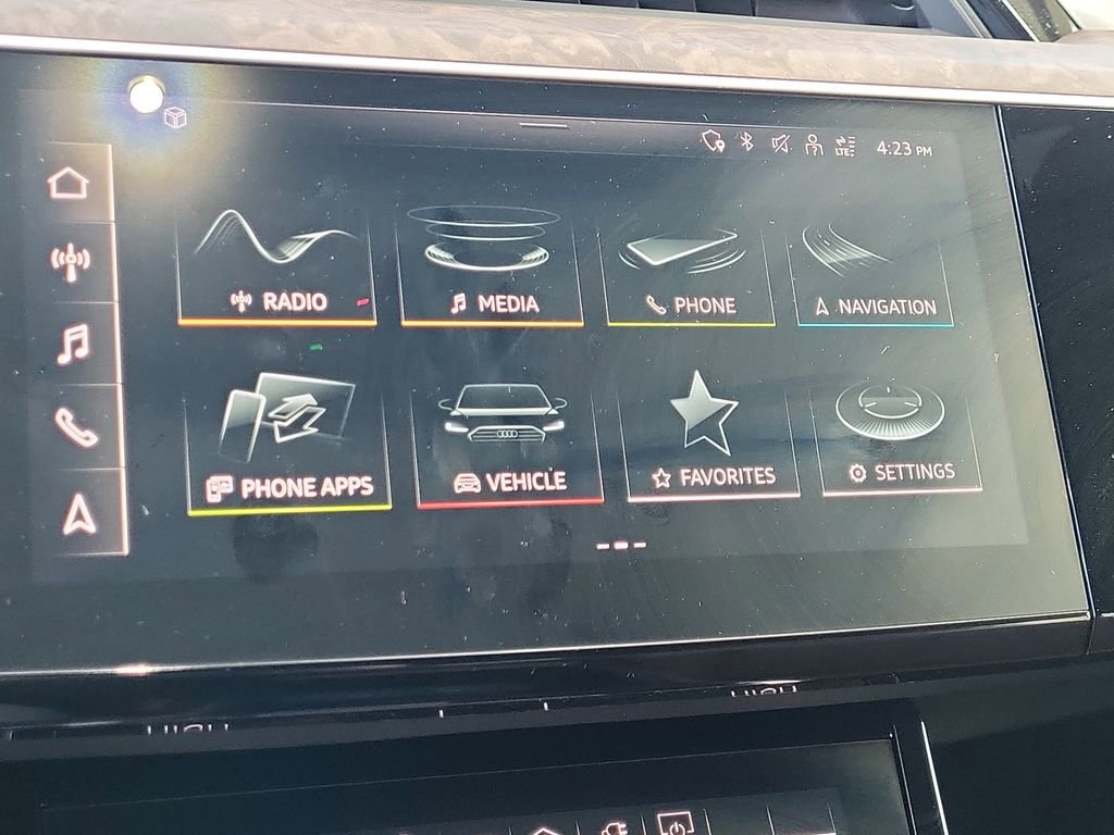 Used 2022 Audi e-tron Premium Plus w/ Premium Plus Package image 25