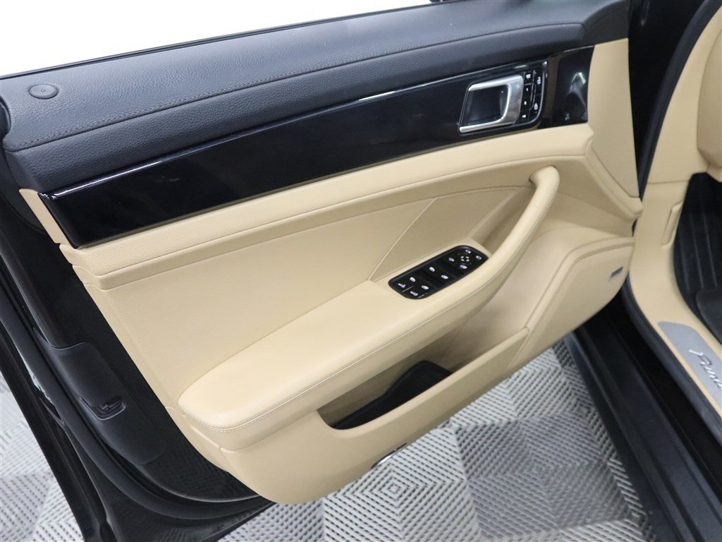Used 2020 Porsche Panamera image 15