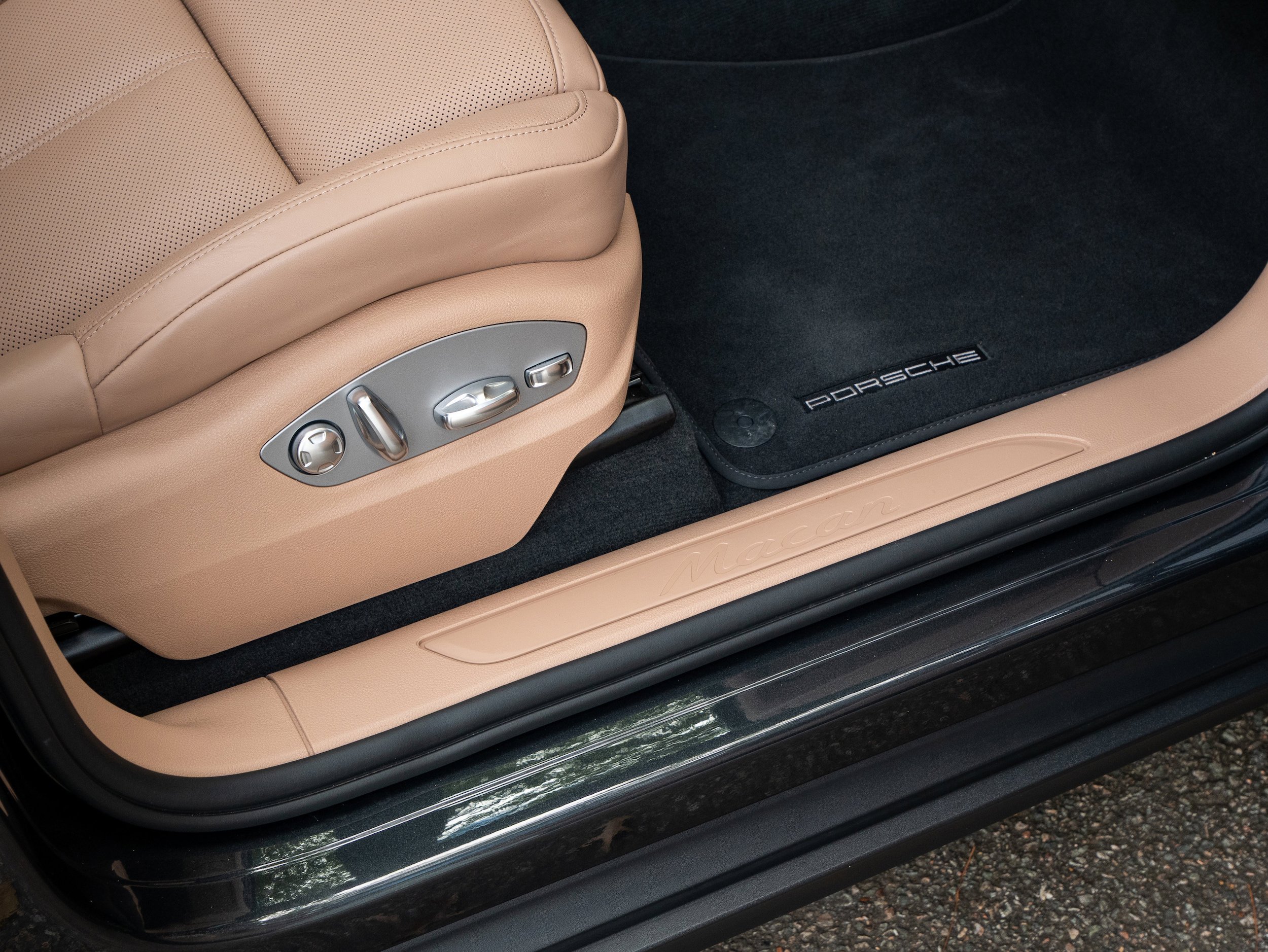 Certified 2025 Porsche Macan AWD/4WD image 28