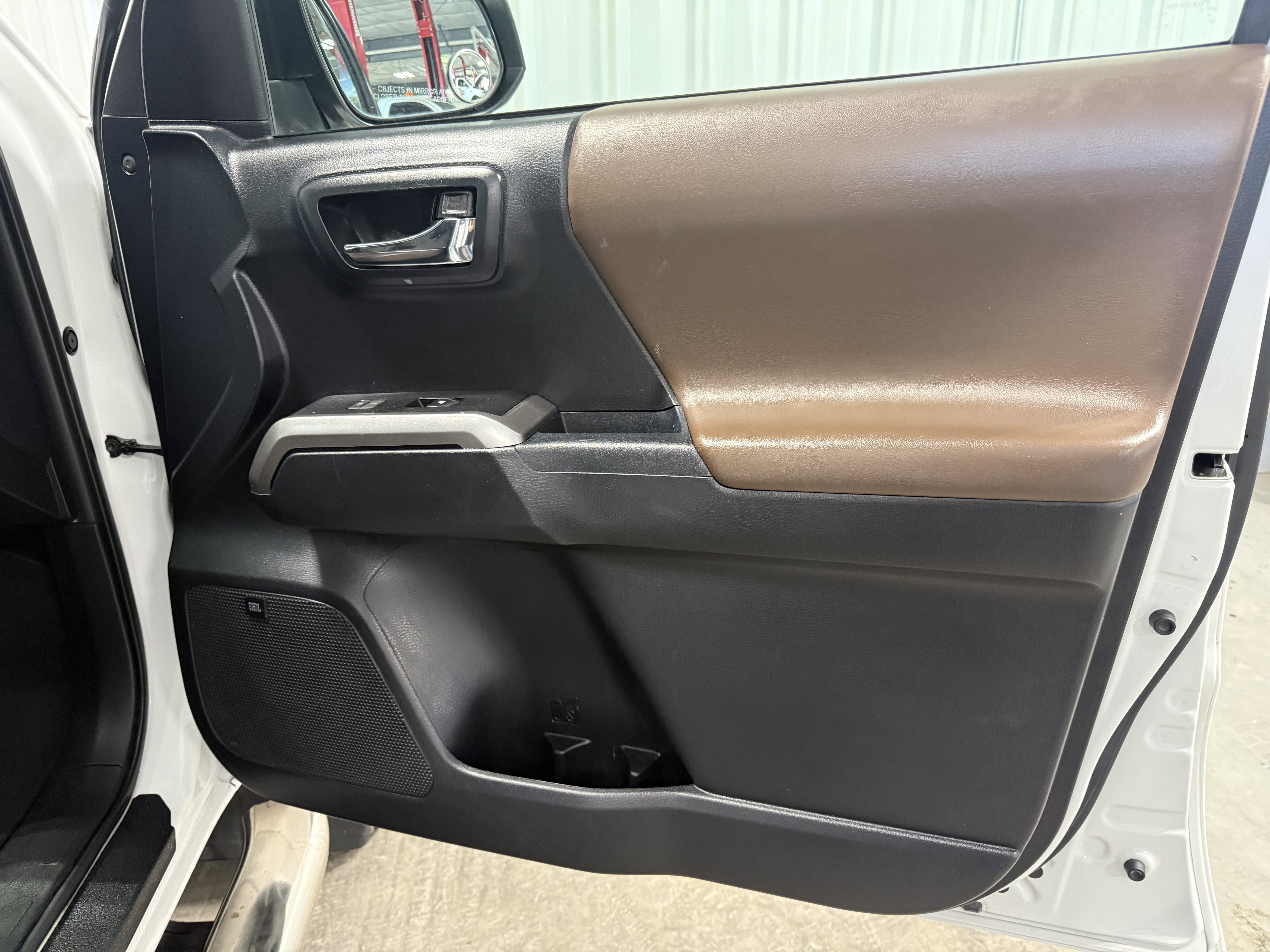 Used 2018 Toyota Tacoma Limited image 8