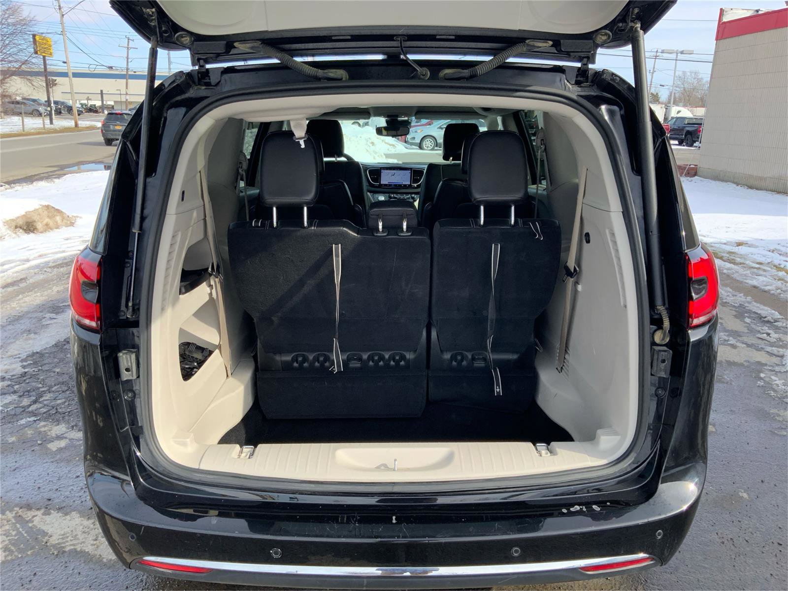 Used 2024 Chrysler Pacifica Touring-L FWD image 12