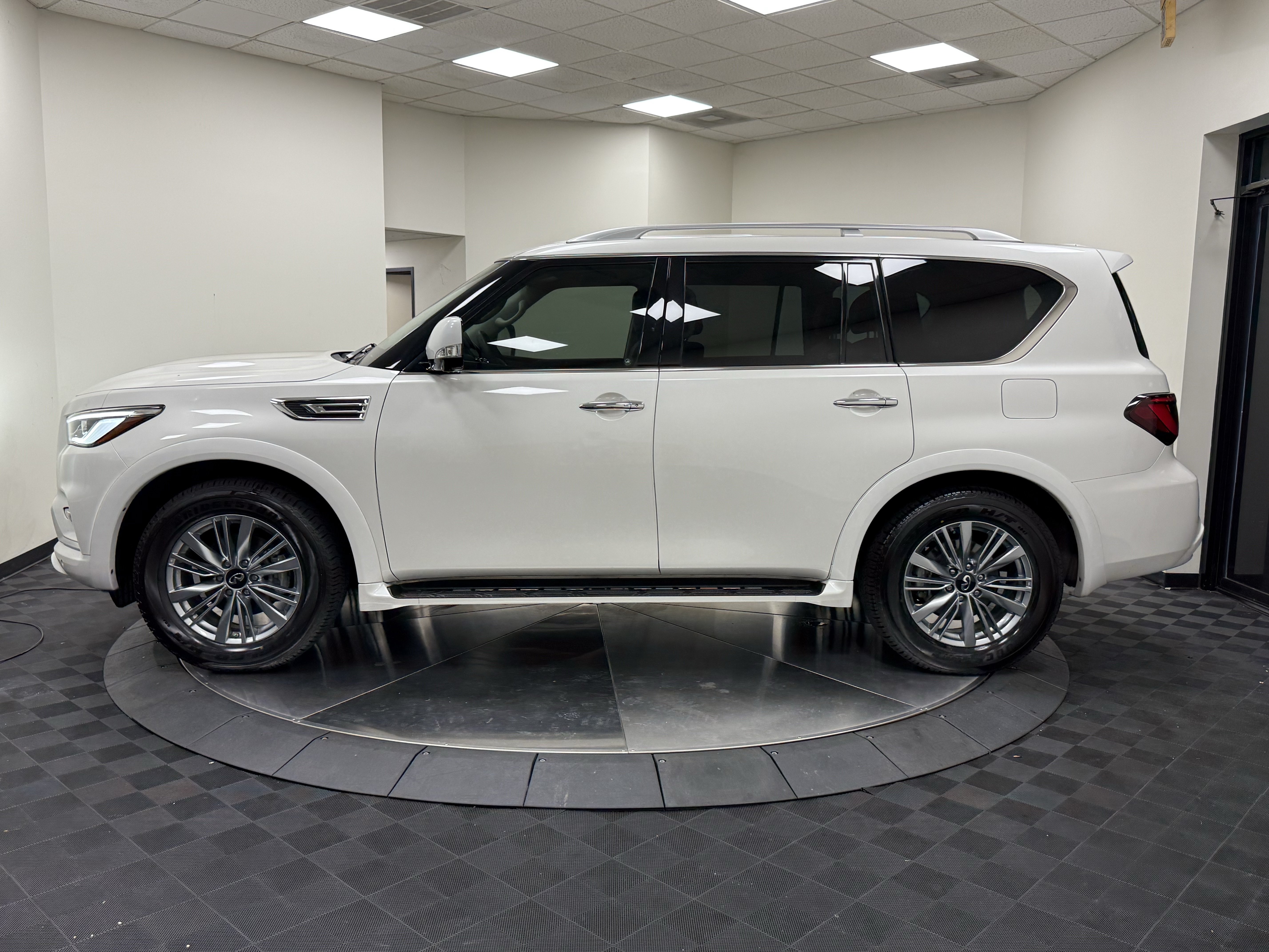 Certified 2023 INFINITI QX80 Luxe w/ Cargo Package RWD image 4