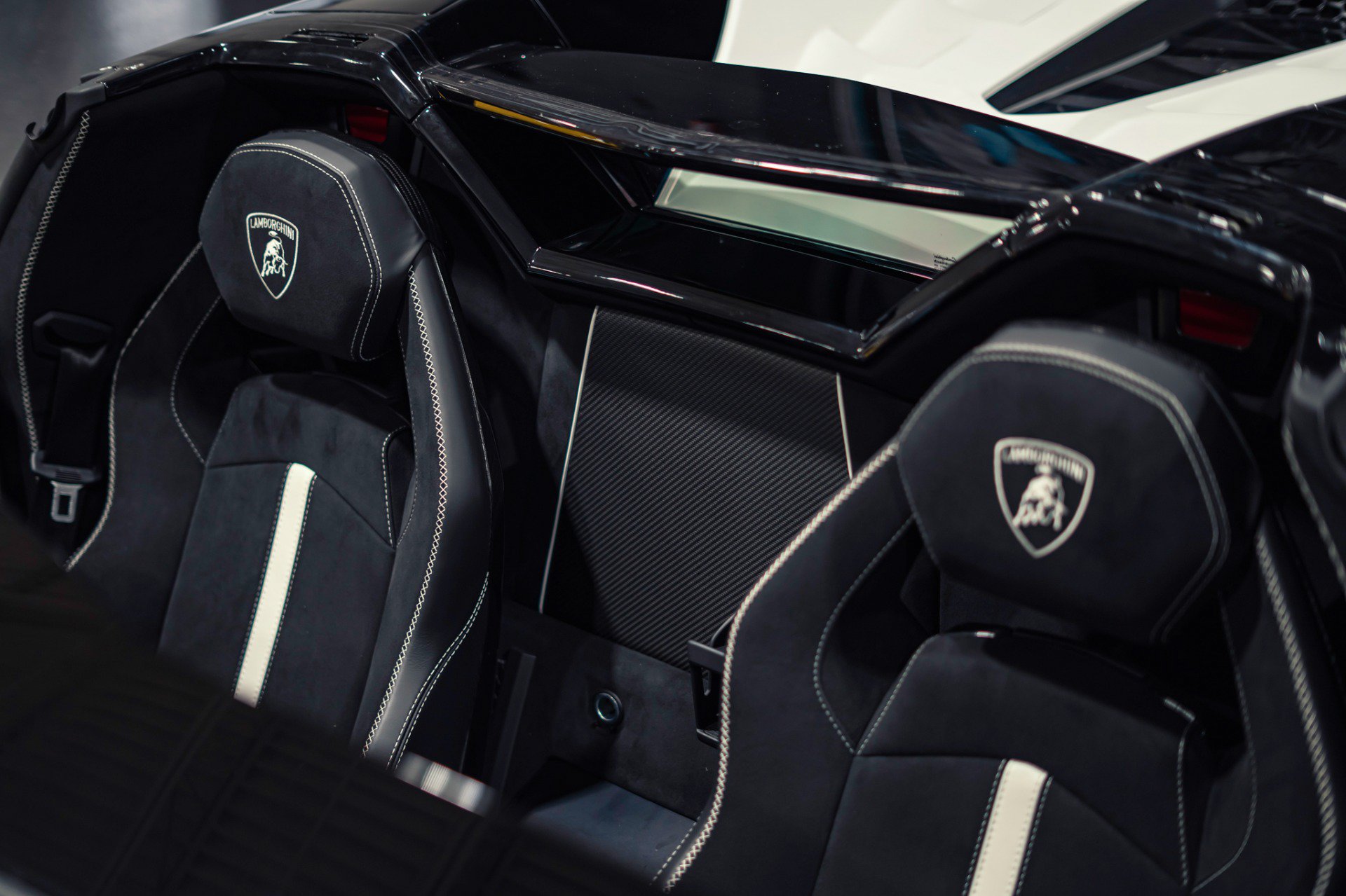 Used 2020 Lamborghini Aventador SVJ AWD/4WD image 18